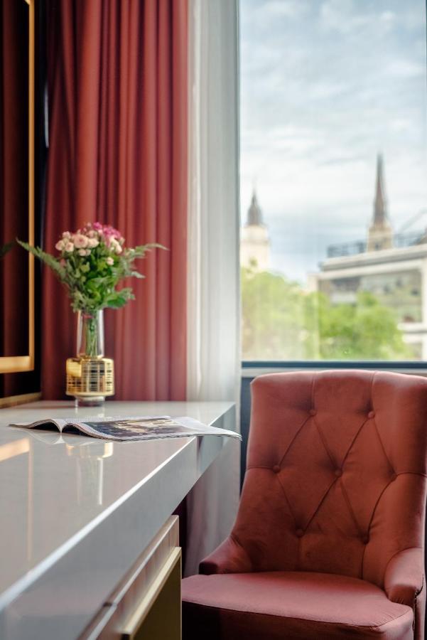 Hotel Pupin Novi Sad Bagian luar foto A room at the hotel