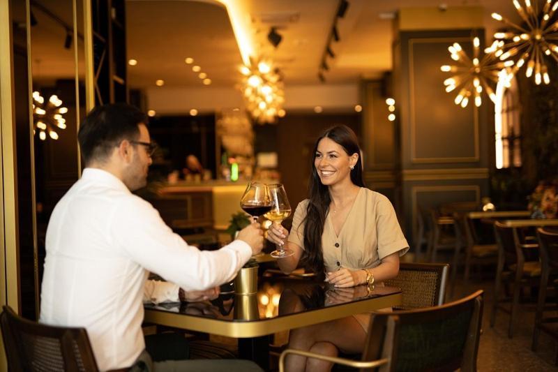 Hotel Pupin Novi Sad Bagian luar foto A couple dining at a restaurant