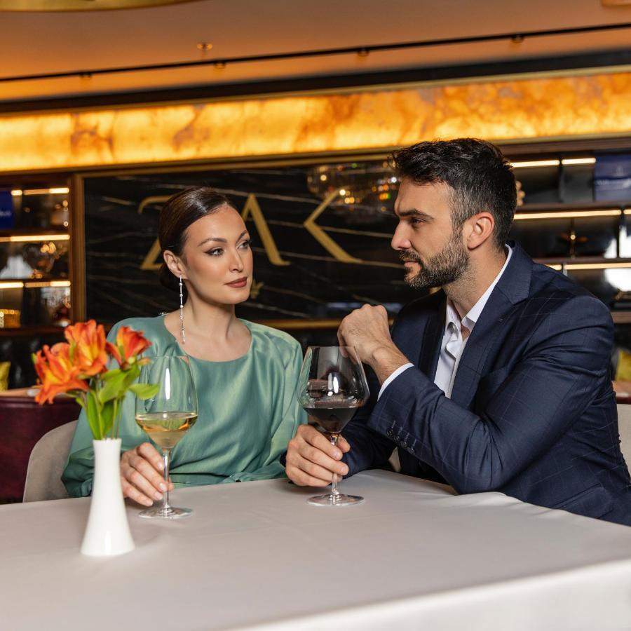 Hotel Pupin Novi Sad Bagian luar foto A couple at a restaurant