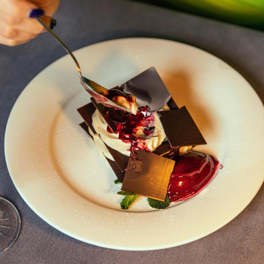 Hotel Pupin Novi Sad Bagian luar foto A chocolate dessert