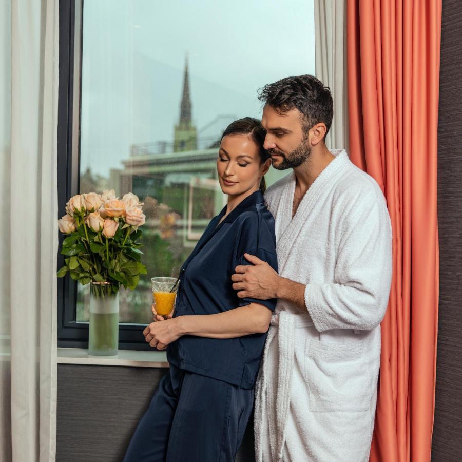 Hotel Pupin Novi Sad Bagian luar foto A couple in a relationship