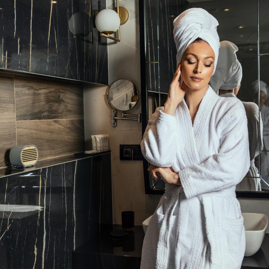 Hotel Pupin Novi Sad Bagian luar foto A woman wearing a bathrobe