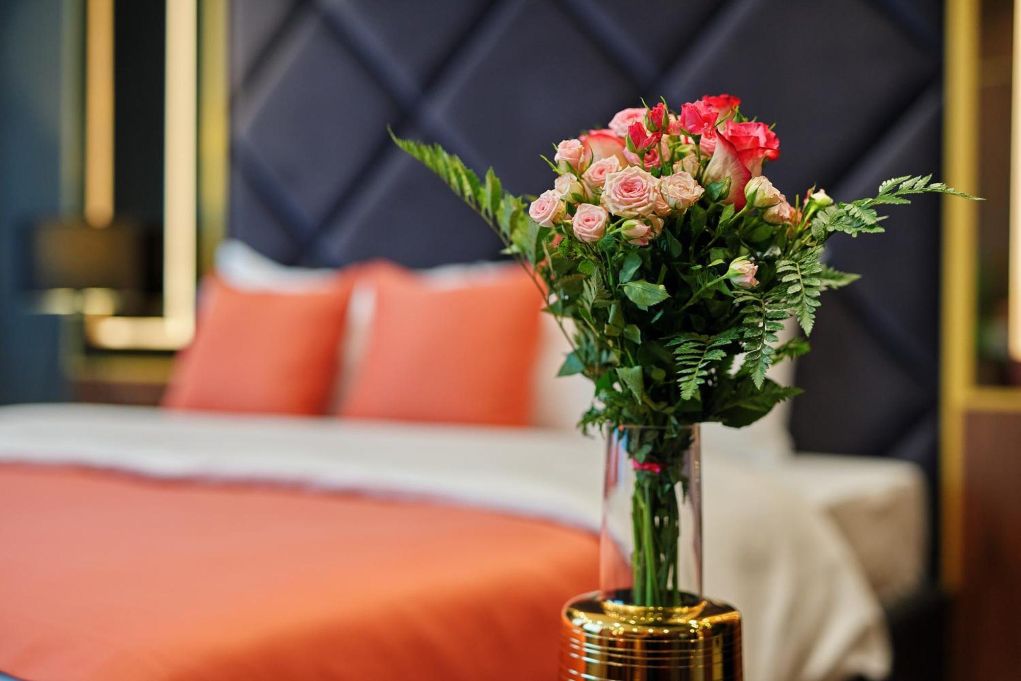 Hotel Pupin Novi Sad Bagian luar foto A bouquet of flowers