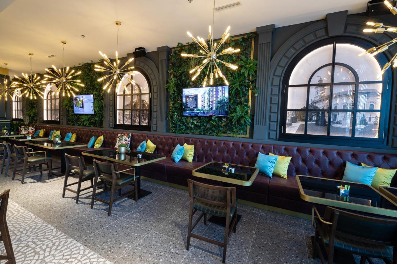 Hotel Pupin Novi Sad Bagian luar foto The interior of the restaurant