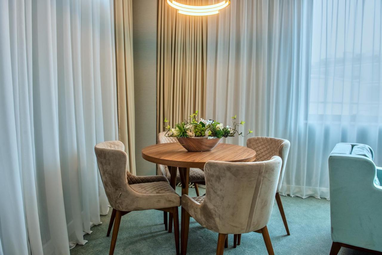 Hotel Pupin Novi Sad Bagian luar foto A dining room in a hotel
