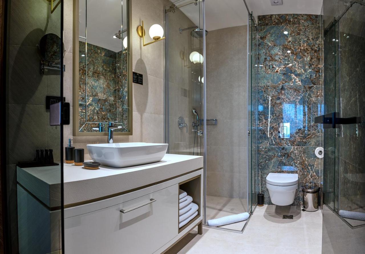 Hotel Pupin Novi Sad Bagian luar foto A modern bathroom